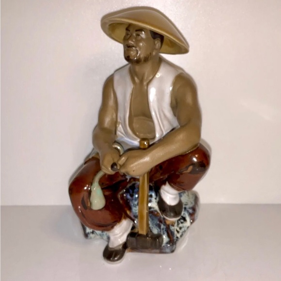 Vintage Man Wearing Hat, Seated With Hammer Glazed Mudware Figurine - Picture 7 of 12